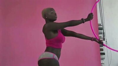 Latina pop met indrukwekkende tieten vindt het leuk om super porno hd haar bever te laten zuigen