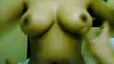 Ebony meisje met een dikke kont zit hier op een grote pik grase futute bine