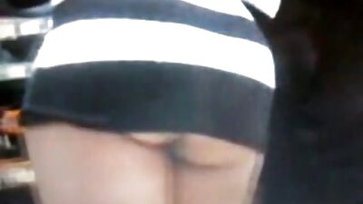 Een pizda masaj zwartharige brutale meid krijgt sperma op haar mooie gezicht op de bank