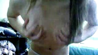 Blonde duwt zichzelf tegen een lul achter in een porn hd trio auto