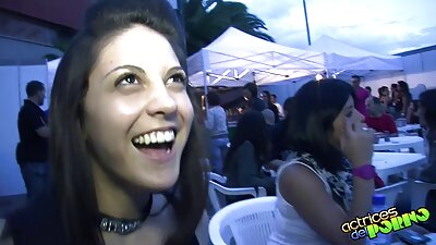 Een brunette die porño hd ervan geniet om gemasseerd te worden, wordt over haar kut gewreven