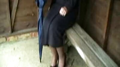 Goudharige babe geeft een pijpbeurt in de pormo hd knalbus