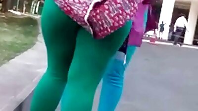 Een stel zit bovenop elkaar en neukt als een gek grase care se fut bine in de video