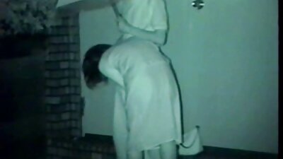 Prachtige rondborstige babe Sara Stone zit futai video gratis op een lul en berijdt