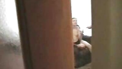 Een porn hd trio vrouw met een sexy grote kont en een paar grote tieten wordt gebocheld