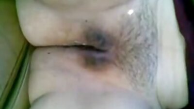 Brunettes enorme nep tieten worden gezien terwijl ze op een lul pizda masaj rijdt