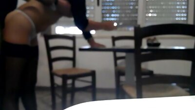 Grote kont en grote tieten zijn naakt aan de futute la munca massagetafel, trillend