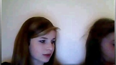 Slanke brunette doet pornohd xxx strakke pijpbeurt aan haar neukvriend