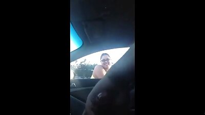 Een vrouw met bruine lijntjes wordt achter in een auto super porno hd geneukt