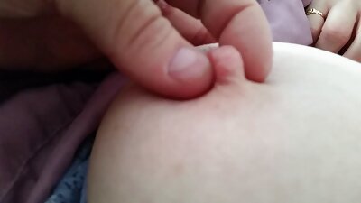 Een blondine opent haar kut op de bank zodat ze kan neuken petardas video movil