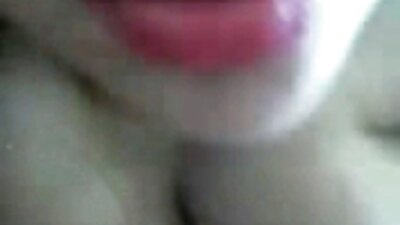 Een schattige Latina is naakt op de porn hd trio bank en ze is niet alleen